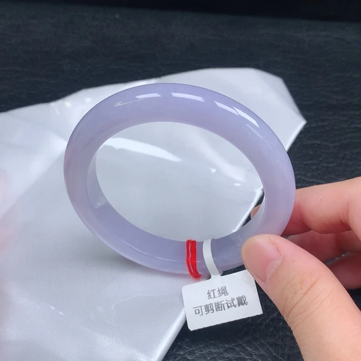 翡翠手镯未镶嵌。