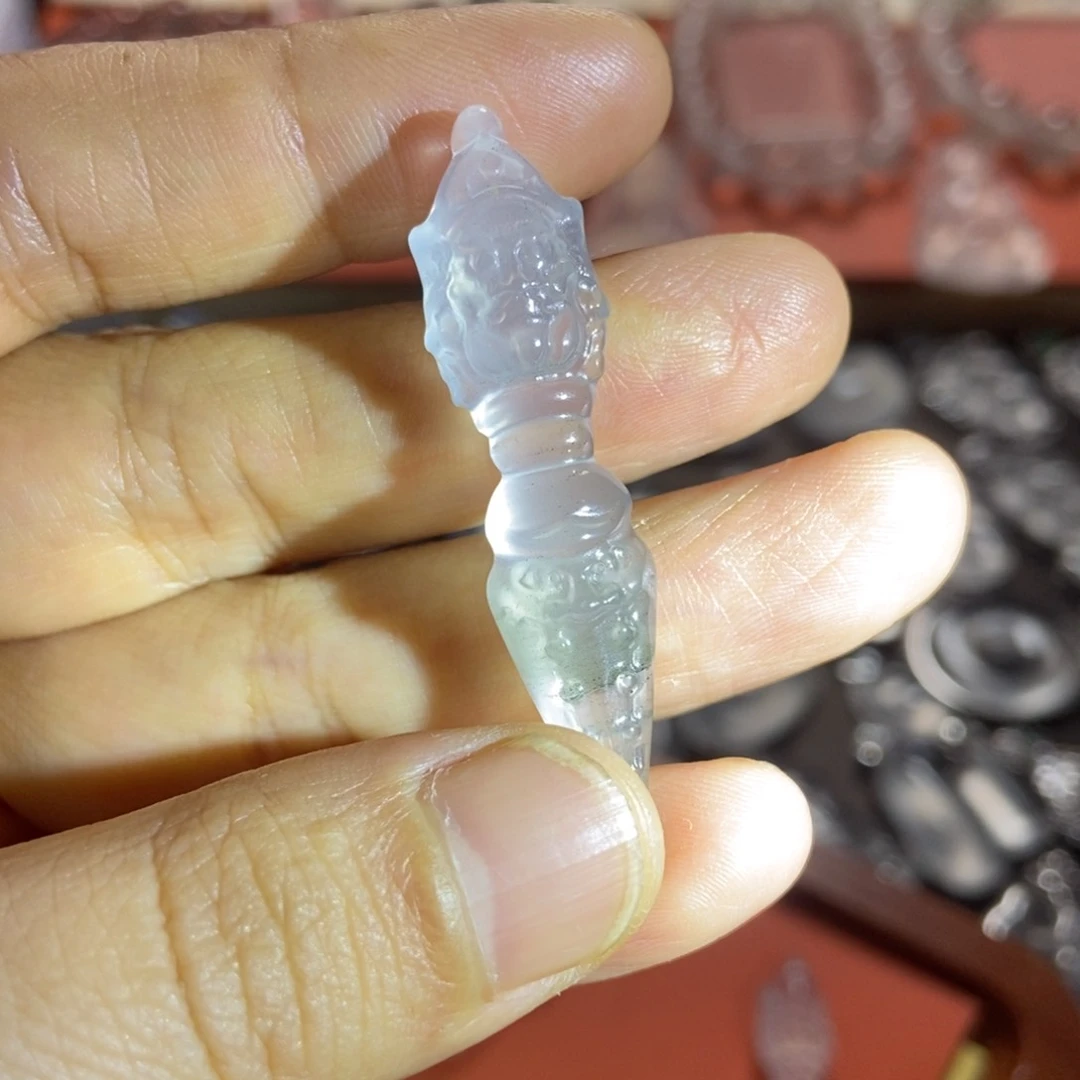 随***风石英质玉未镶嵌颈饰
