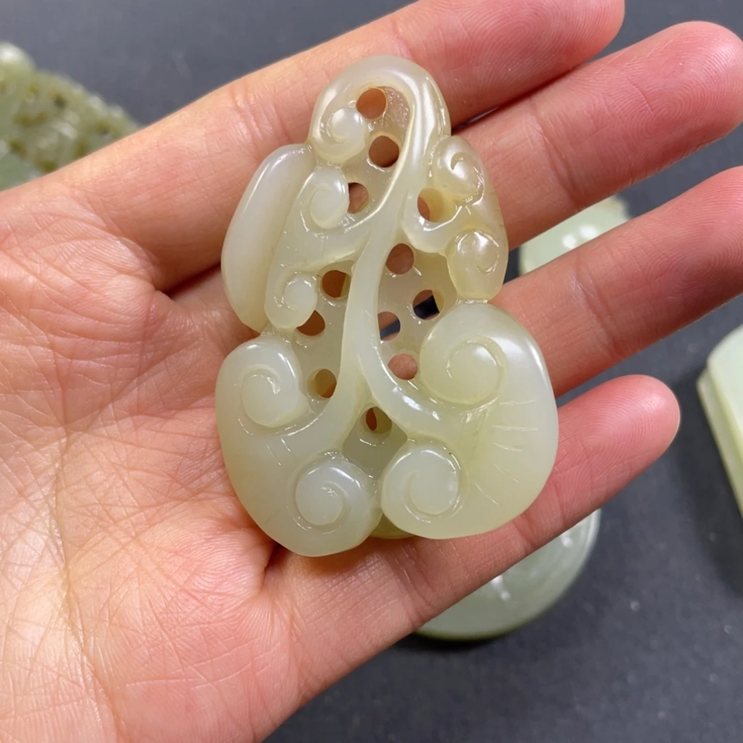 黄***某和田玉未镶嵌颈饰