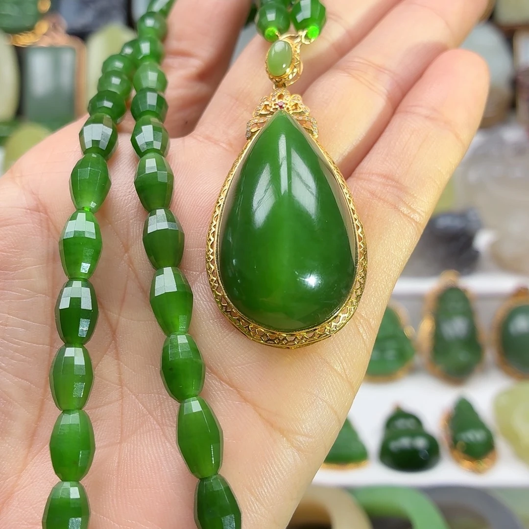 D***丹和田玉18K金镶嵌颈饰