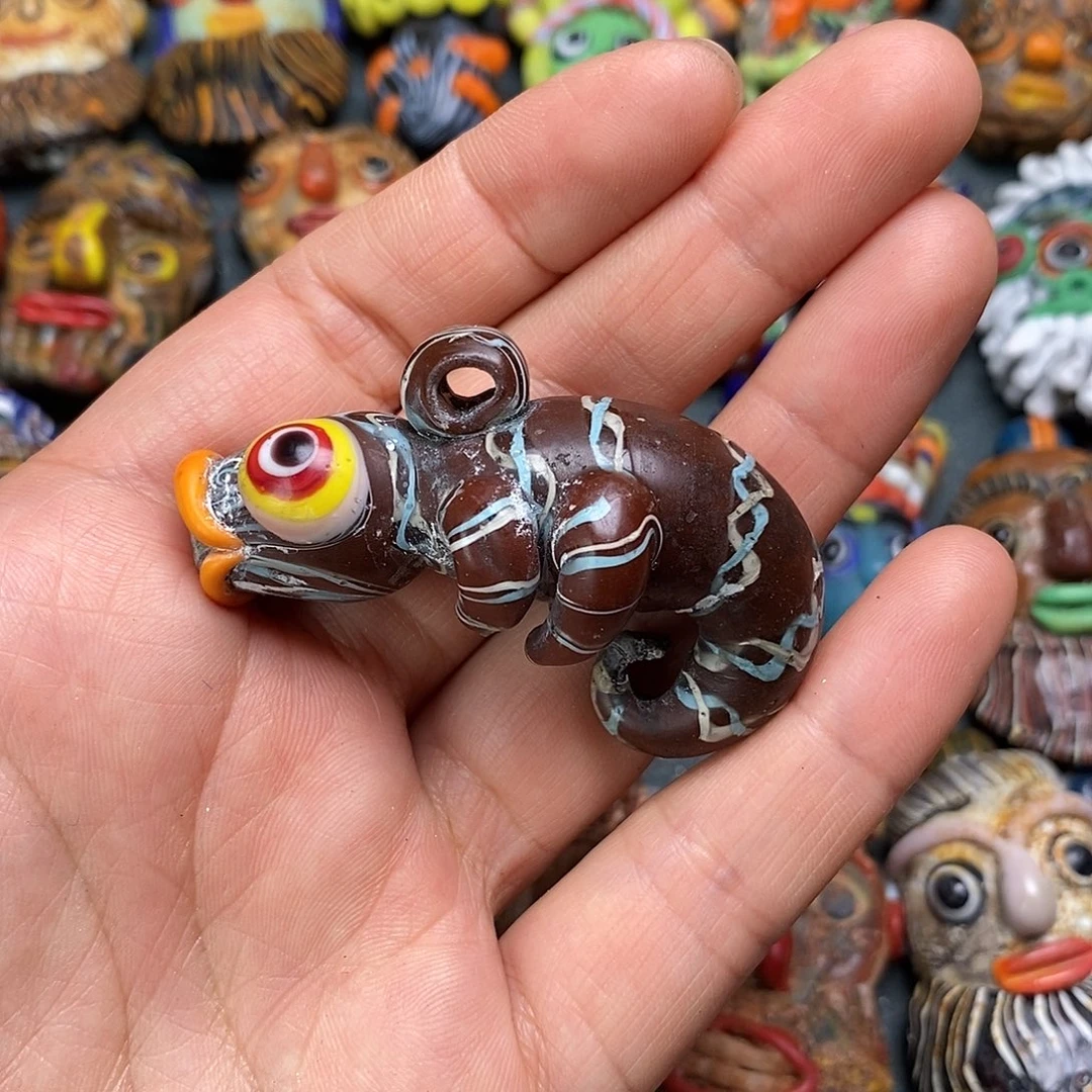 琉璃颈饰彩色蜥蜴