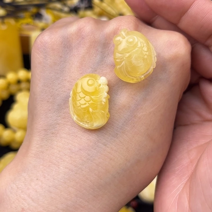 琥珀未镶嵌颈饰琥珀，多样性发其一