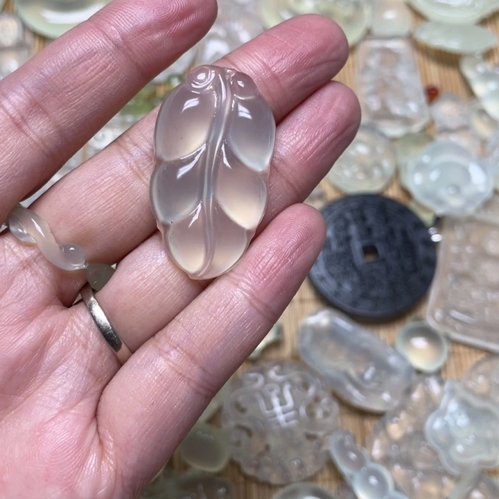 蛇纹石玉颈饰未镶嵌春**来