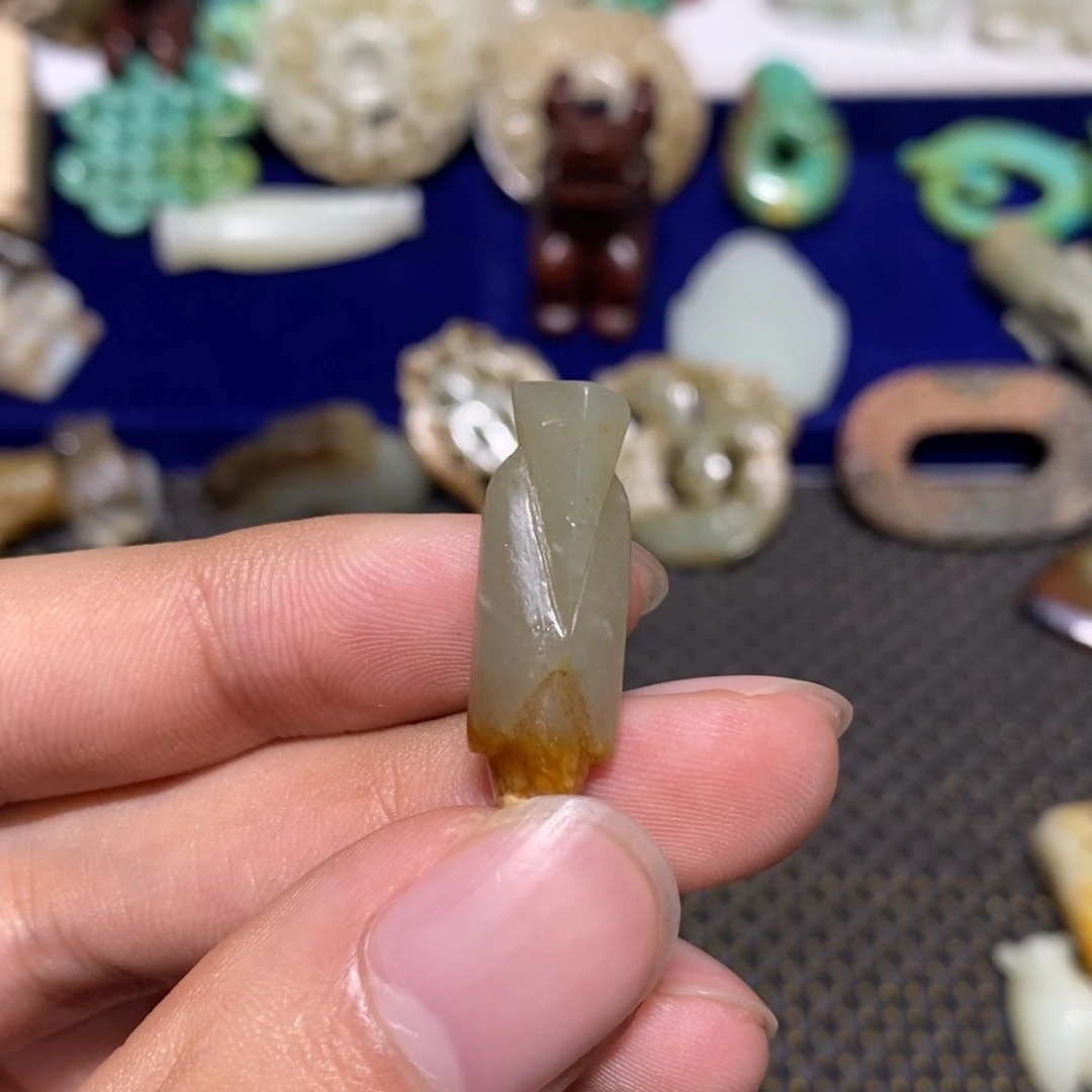 透闪石质玉未镶嵌颈饰