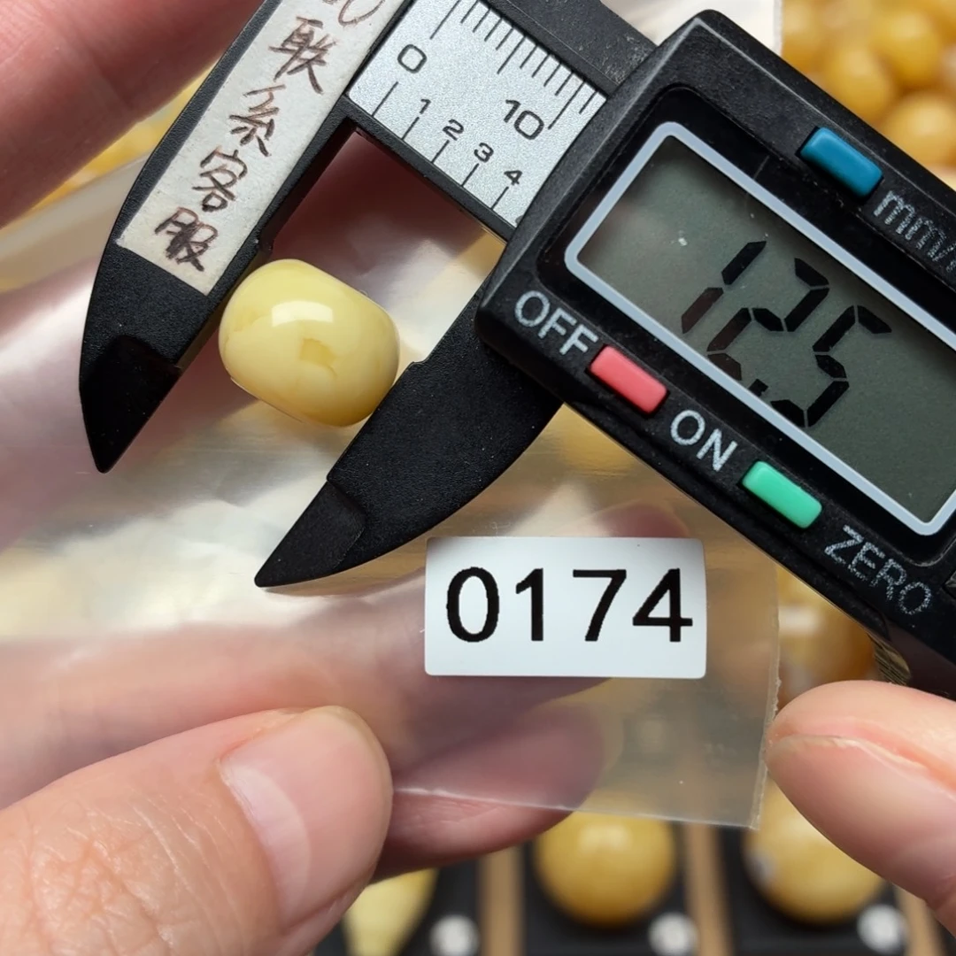 1***6琥珀未镶嵌裸石蜜蜡