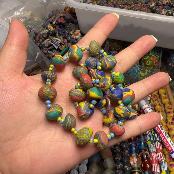 玻璃颈饰1882。   一条