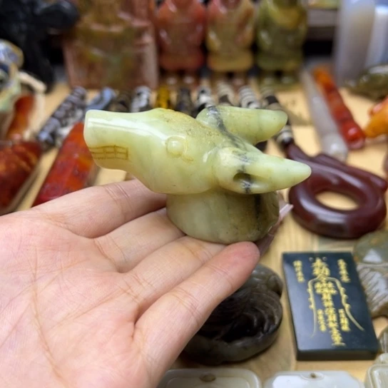 蛇纹石玉未镶嵌颈饰