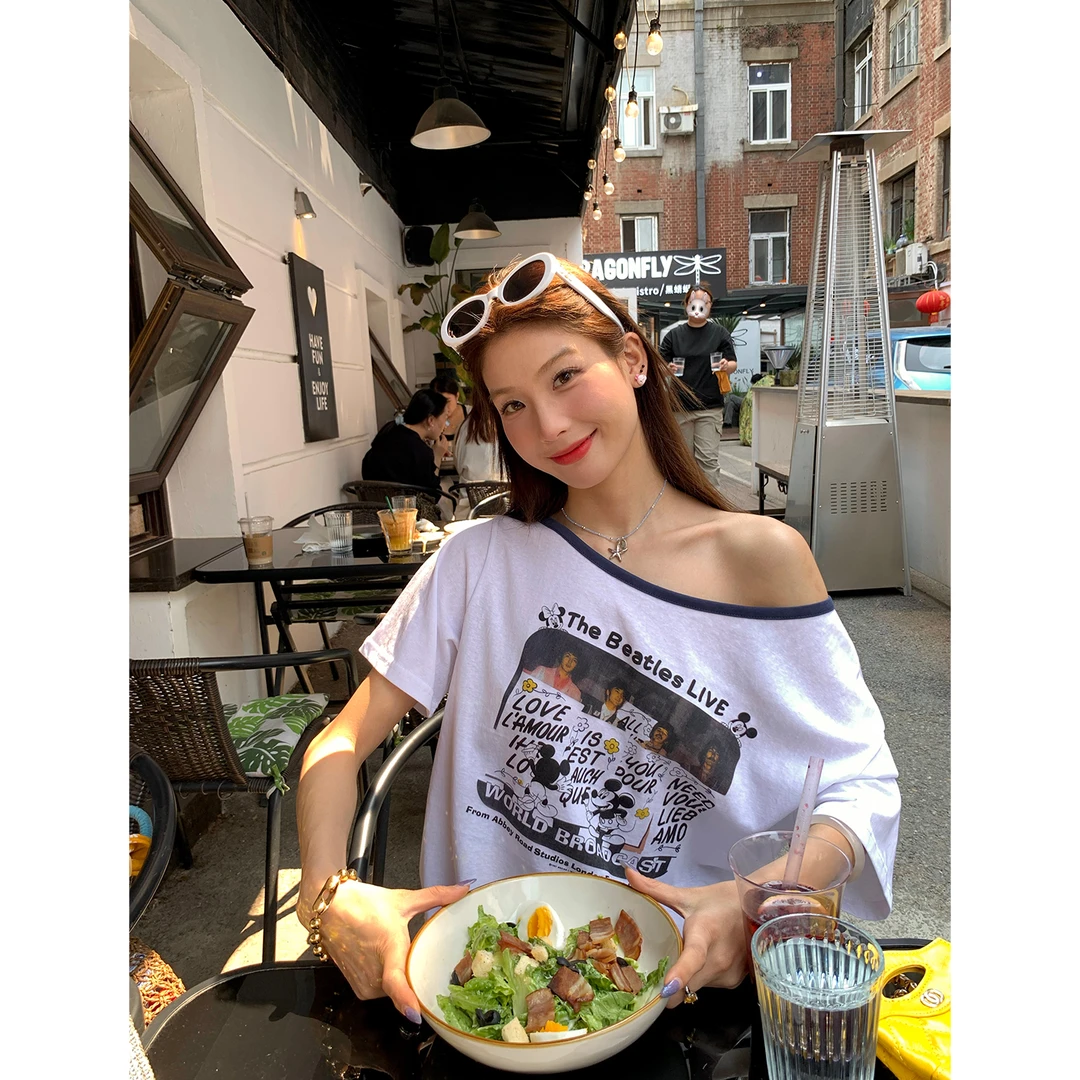 今屿花花 短袖女t恤2025年新款斜肩上衣印花宽松小个子露肩白色