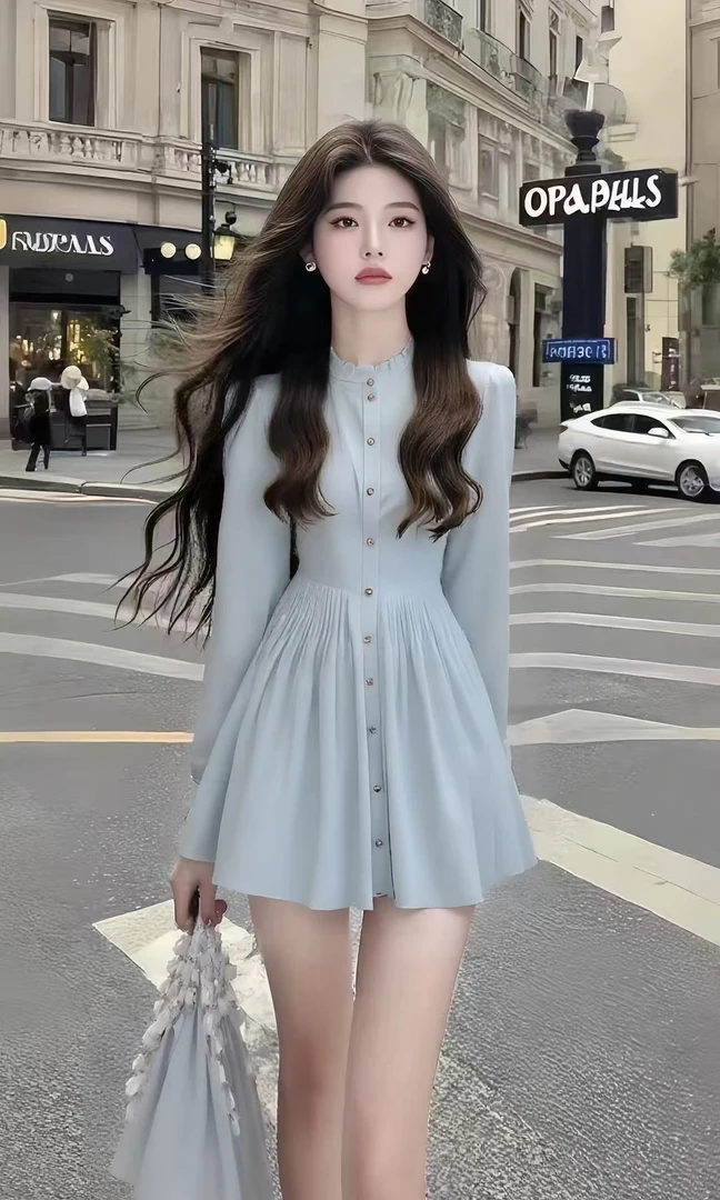 轻奢时尚高端大气短裙纯欲风浅蓝色圆领修身长袖收腰显瘦连衣裙女