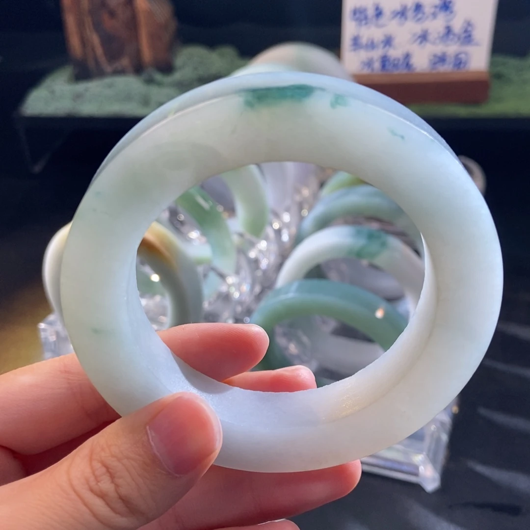 娜***姐未镶嵌翡翠手镯定制翡翠