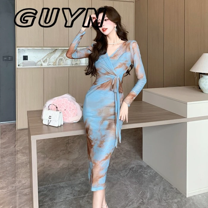 GUYN女人味V领显胸绑带中长紧身开叉印花包臀连衣裙女士2025新款