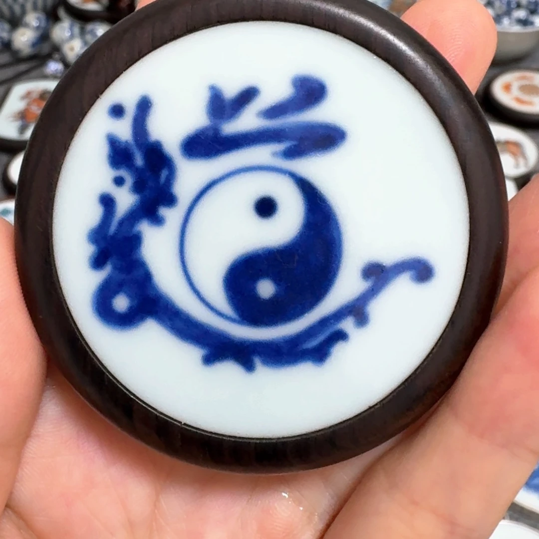 瓷片青花道字八卦挂件