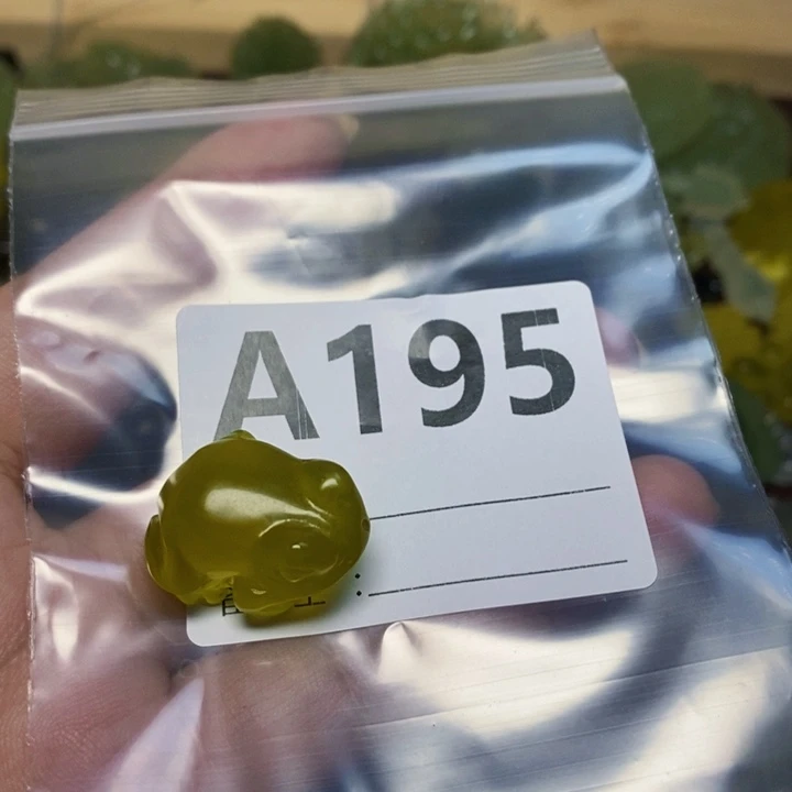 沈***浪蛇纹石玉未镶嵌颈饰