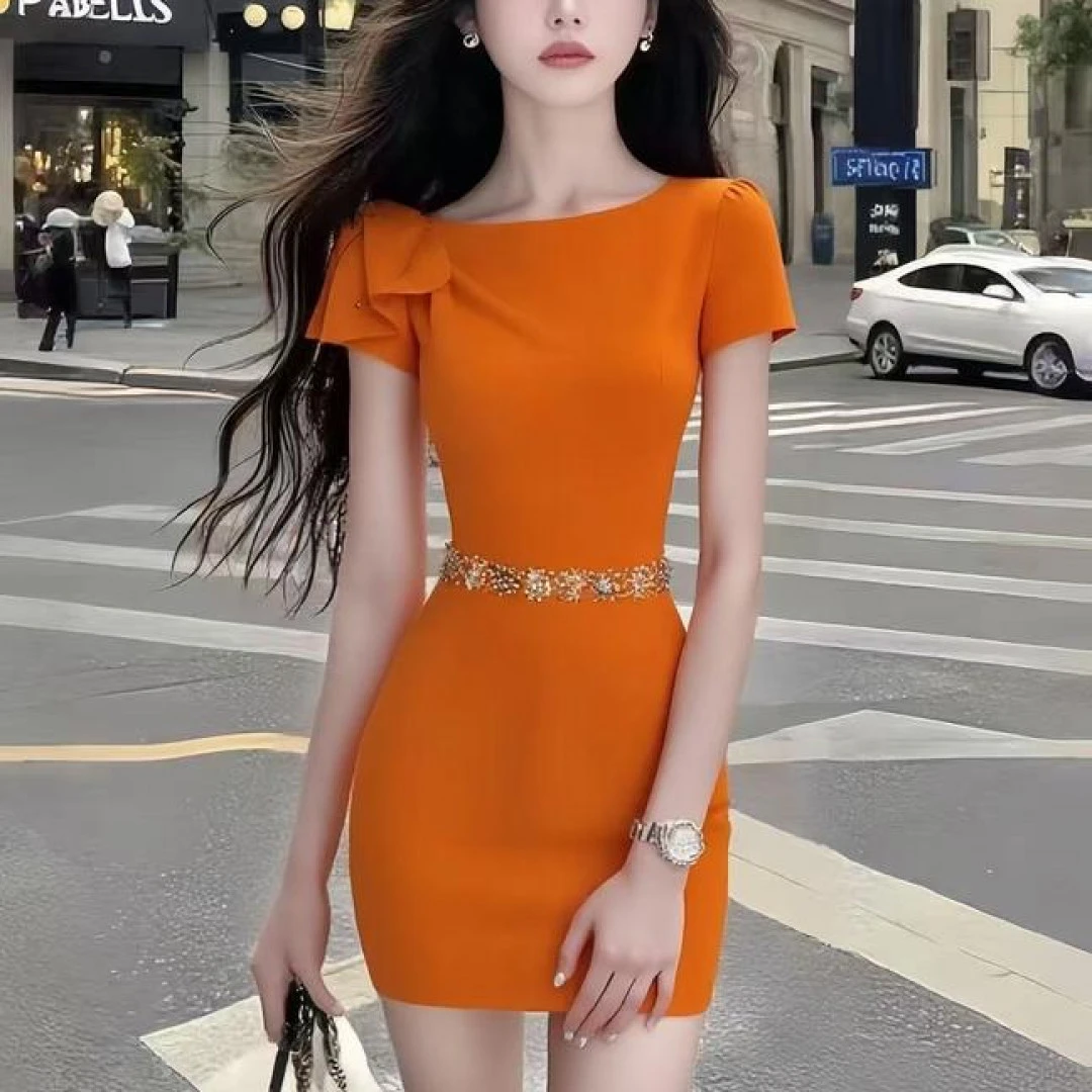轻奢优雅知性风橙色设计感圆领短袖修身收腰包臀连衣裙时尚高级感