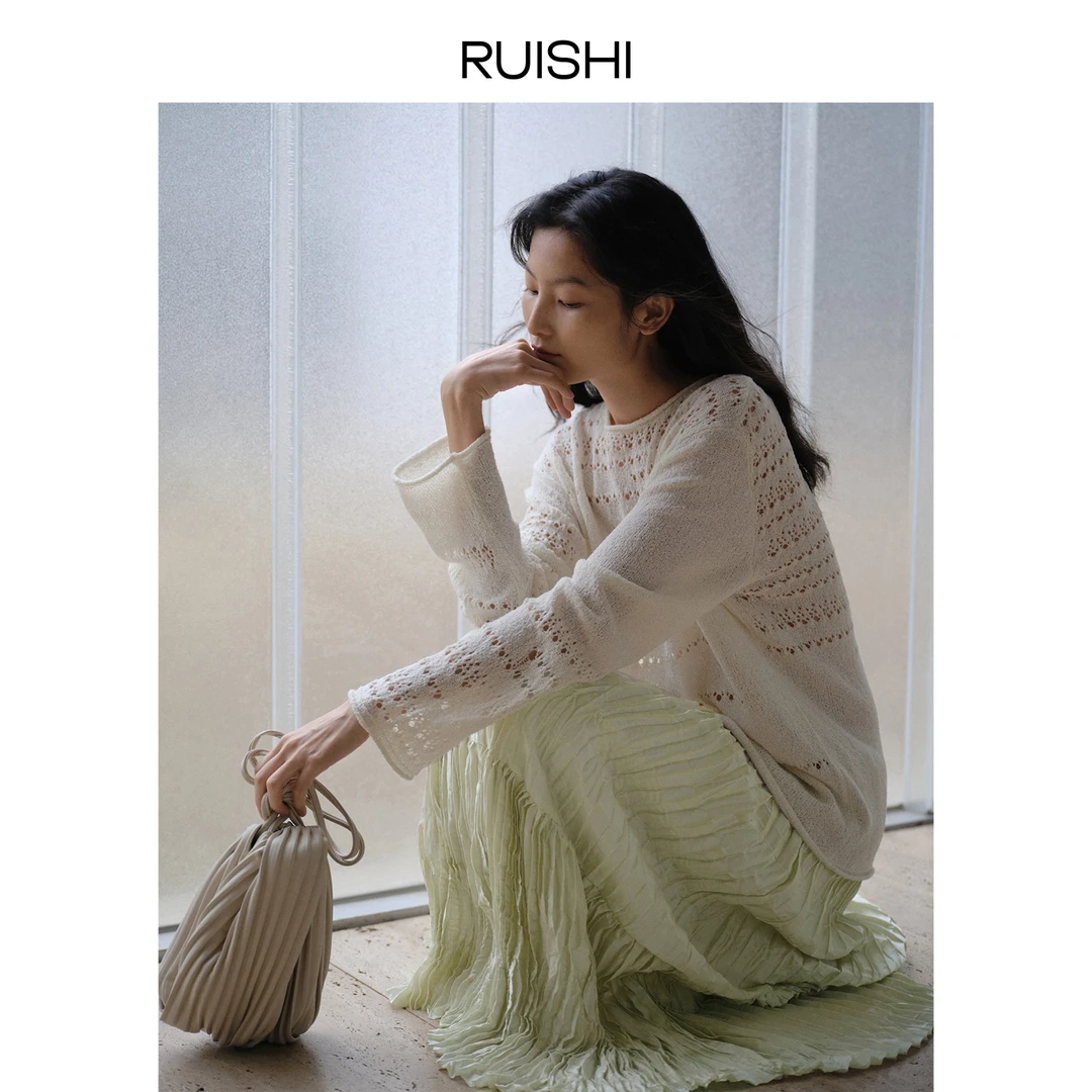 RUISHI芮时新款蕾丝花型肌理感落肩上衣镂空针织衫女春R25A103204