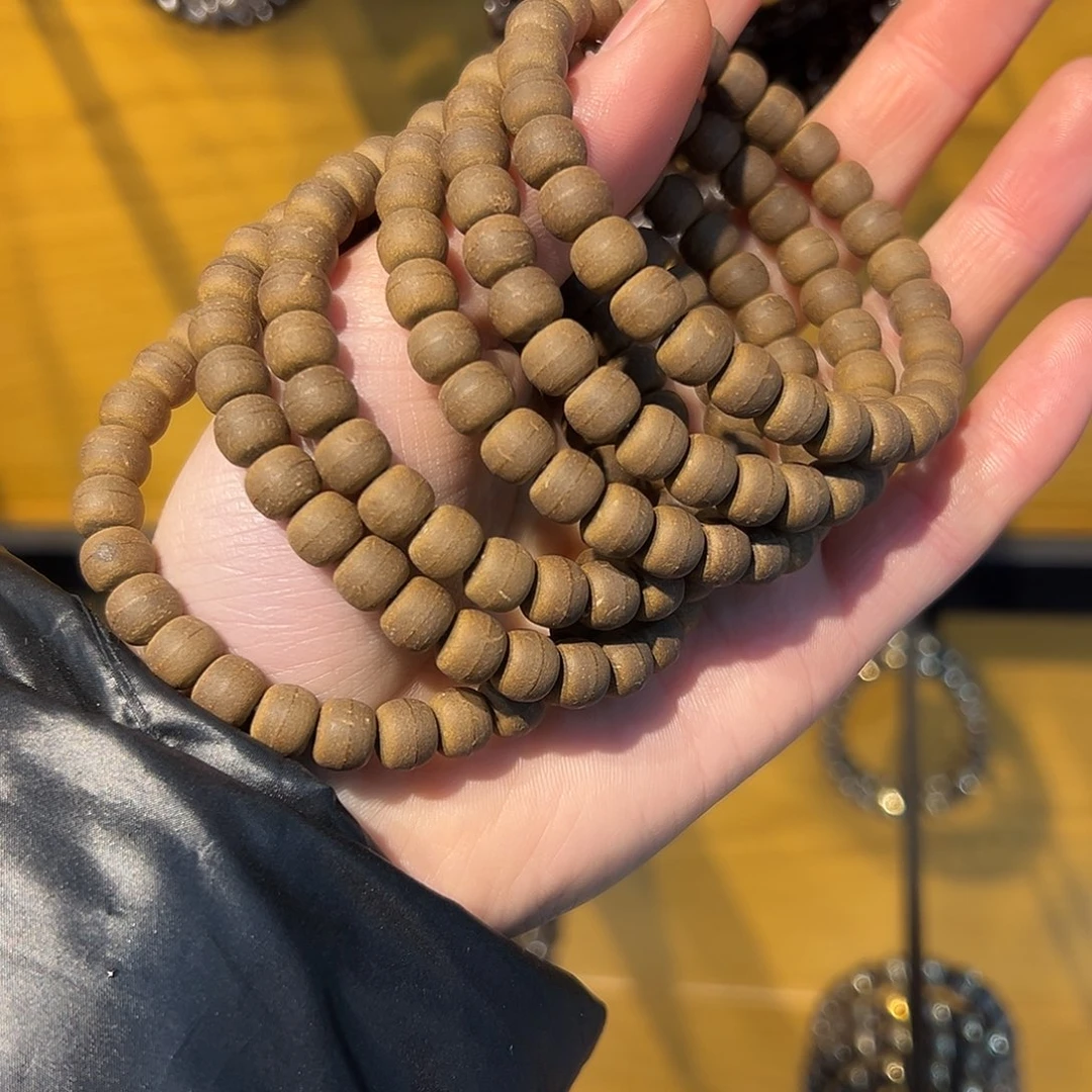 吊坠星月菩提8*6.8左右原皮椰蒂有棕眼棕线坑特征，随机发一条