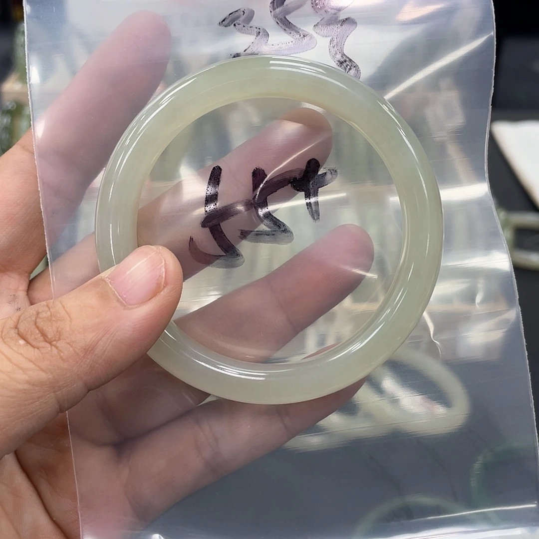 A***a和田玉未镶嵌手镯