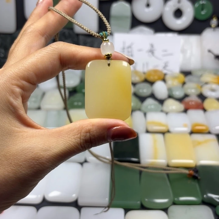 石英质玉（金丝玉）未镶嵌颈饰