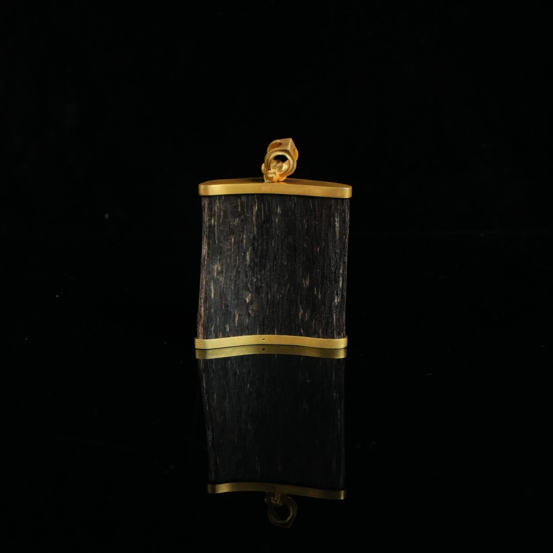 A8940 文莱黑油软丝素牌沉香吊坠 3.91x1.33x4.5cm  13.96g