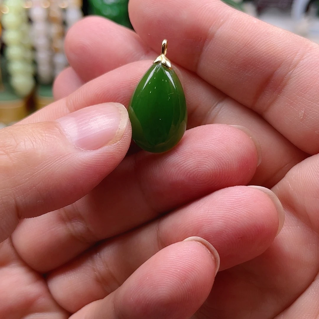 颈饰18K金镶嵌和田玉（碧玉）