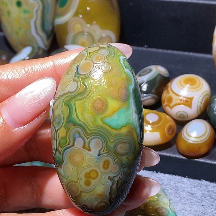 我***帽玛瑙/玉髓未镶嵌珠宝奇石