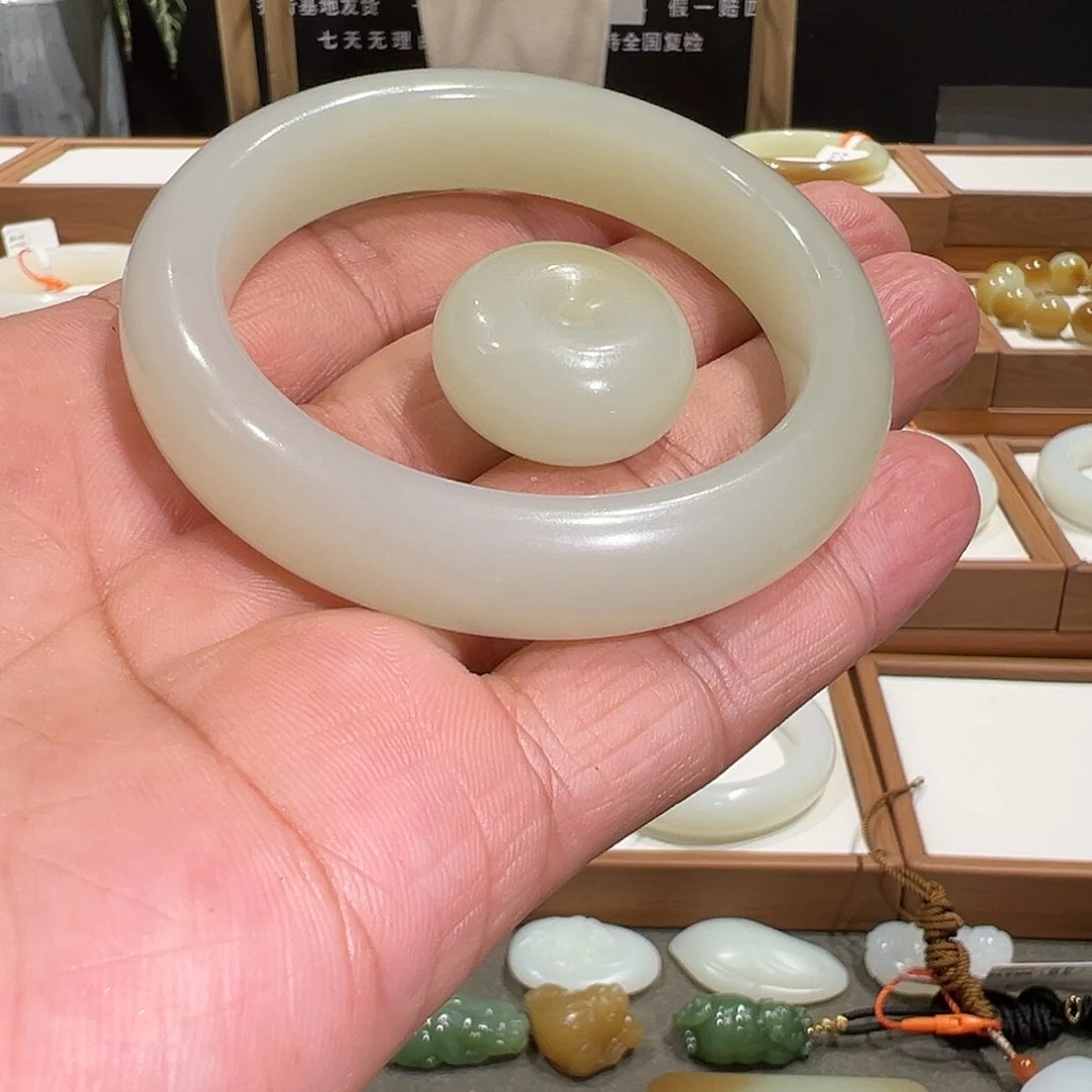 和田玉手镯未镶嵌多*多