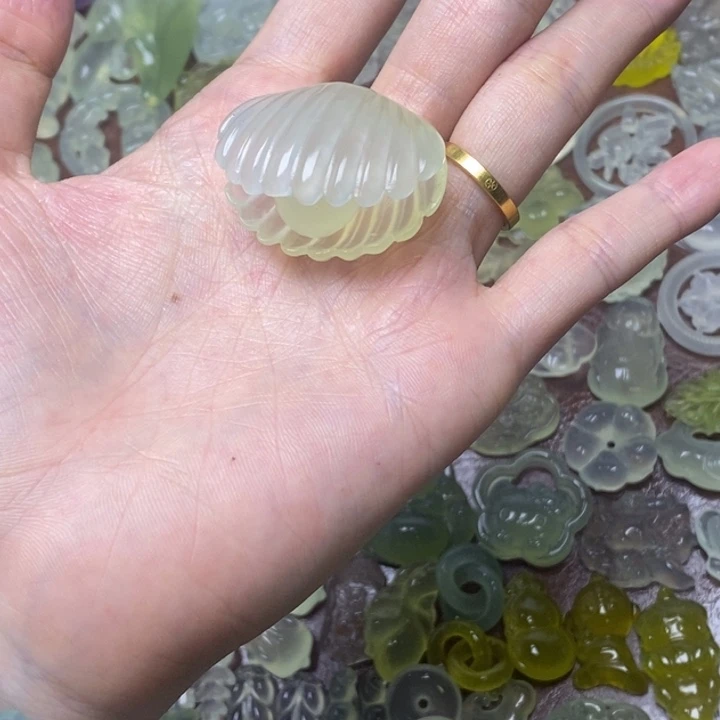 蛇纹石玉未镶嵌颈饰