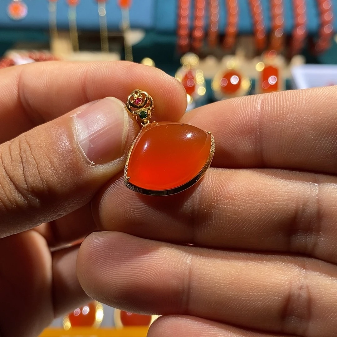 南红玛瑙18K金镶嵌颈饰