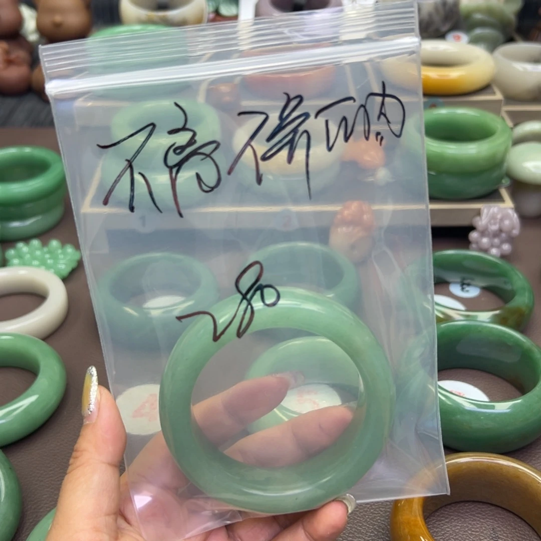 石英岩玉手镯未镶嵌不****肉