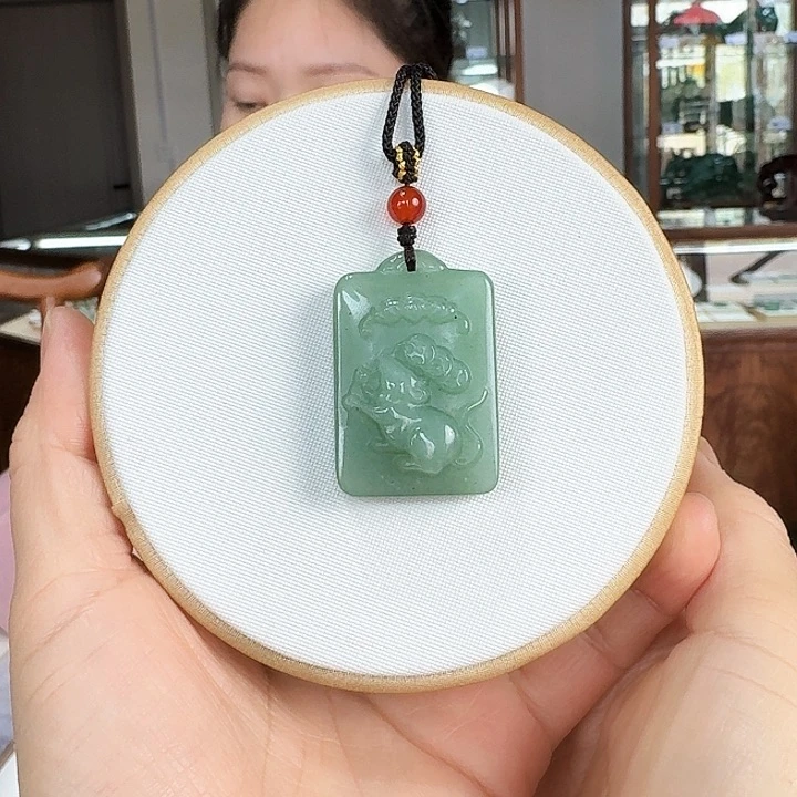 密玉（石英质玉）吊坠未镶嵌鼠
