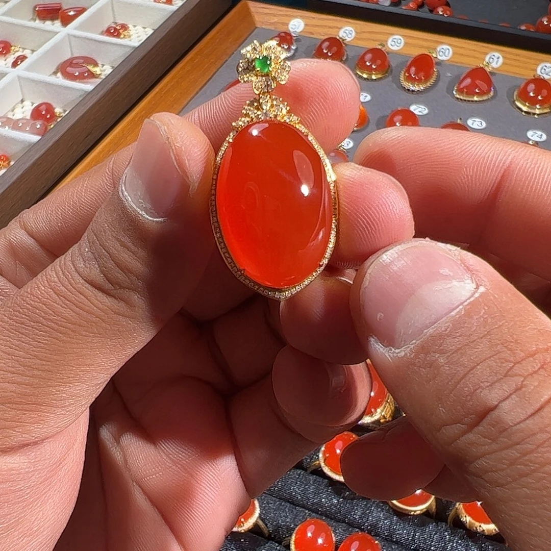 风***画南红玛瑙18K金镶嵌颈饰