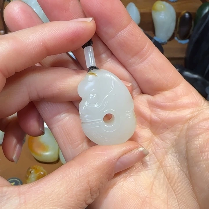 子***我和田玉未镶嵌颈饰