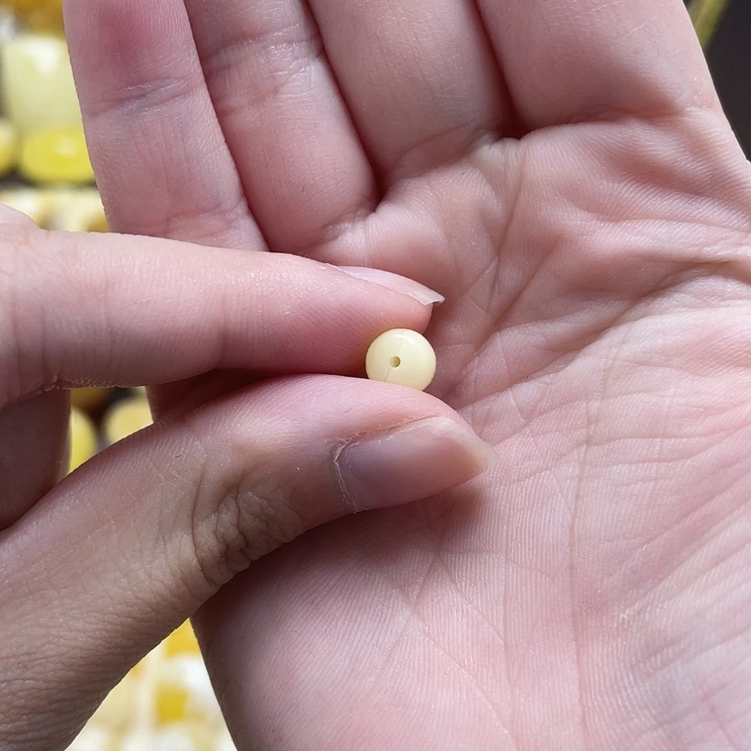 琥珀未镶嵌裸石6.9*6.0mm瑕