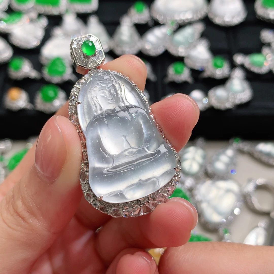 颈饰18K金镶嵌翡翠观音