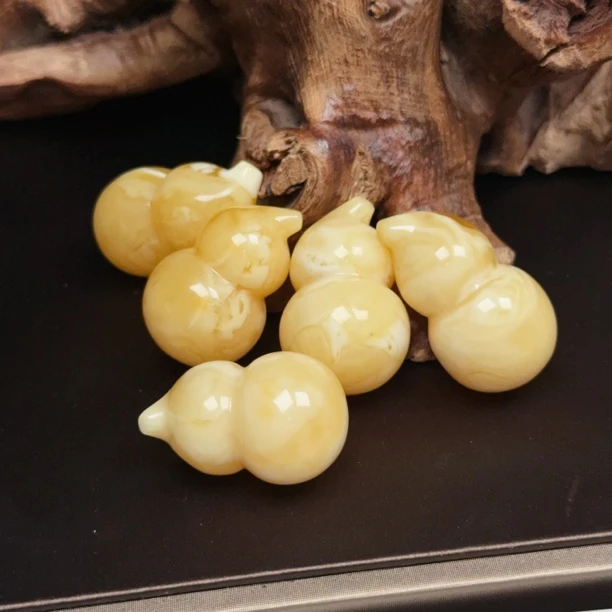【伟伟鉴定】天然蜜蜡 俄料白花蜡 立体葫芦约33×21 多样性发货一件