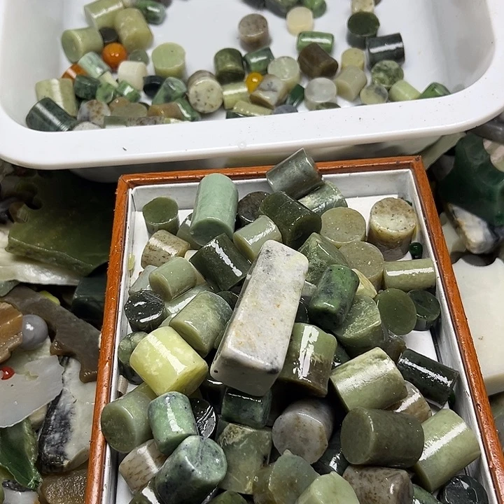 未镶嵌透闪石质玉珠宝奇石