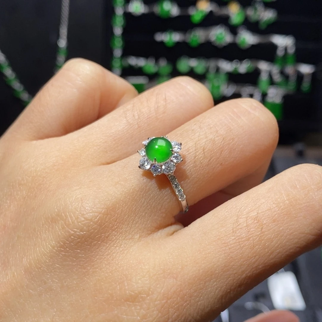 18K金镶嵌戒指翡翠蛋面戒指