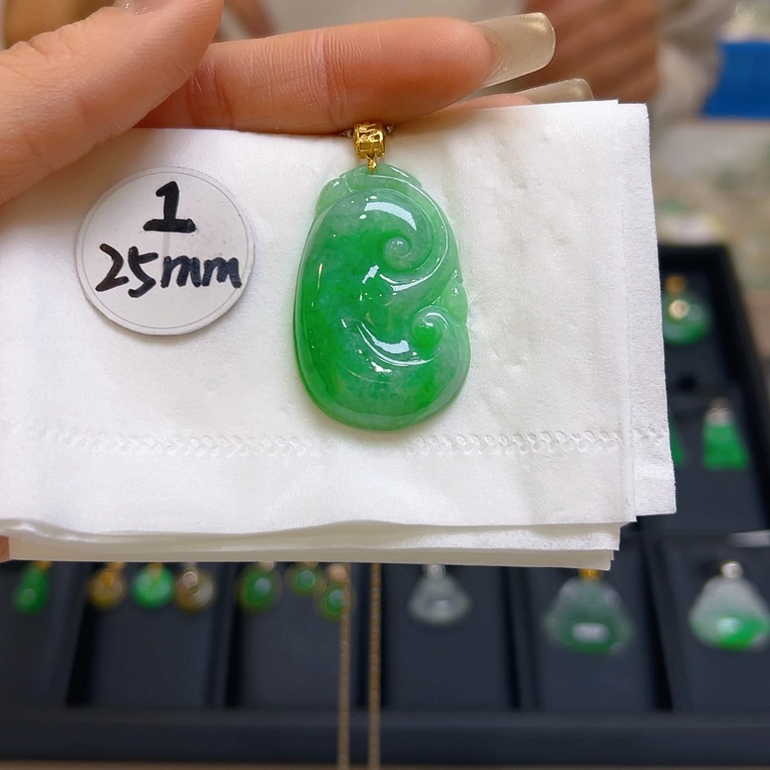 翡翠颈饰18K金镶嵌翡翠