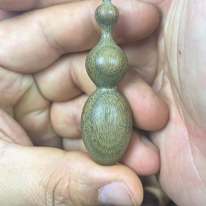 维腊木（绿檀）T****o手把件葫芦