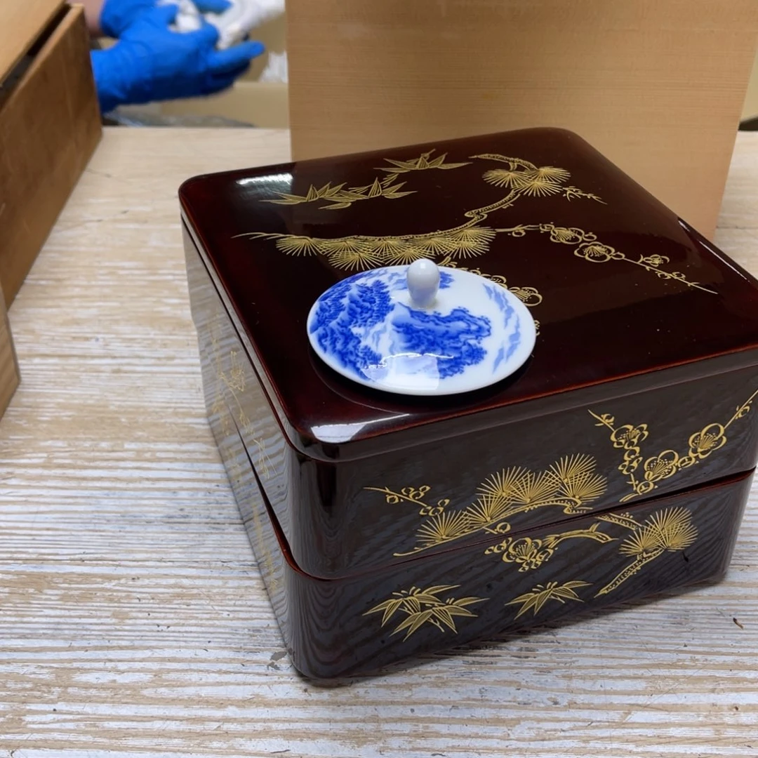 瓷片密密麻麻地排列着一个大