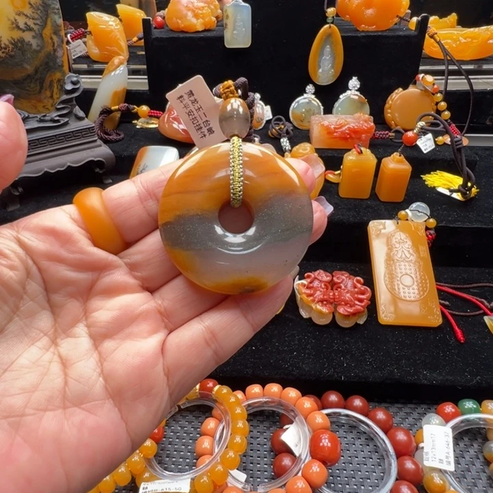 未镶嵌石英质玉（黄龙玉）颈饰