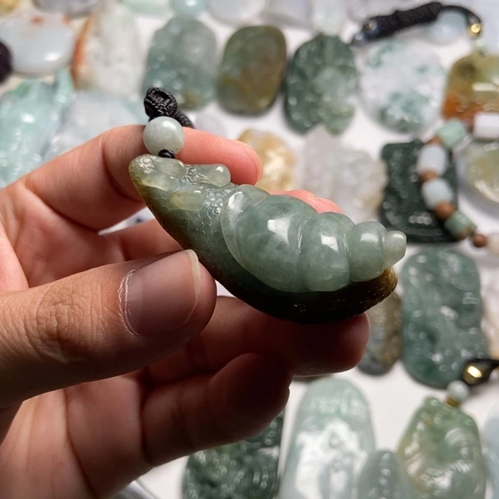 小***瑞翡翠未镶嵌颈饰蜗牛