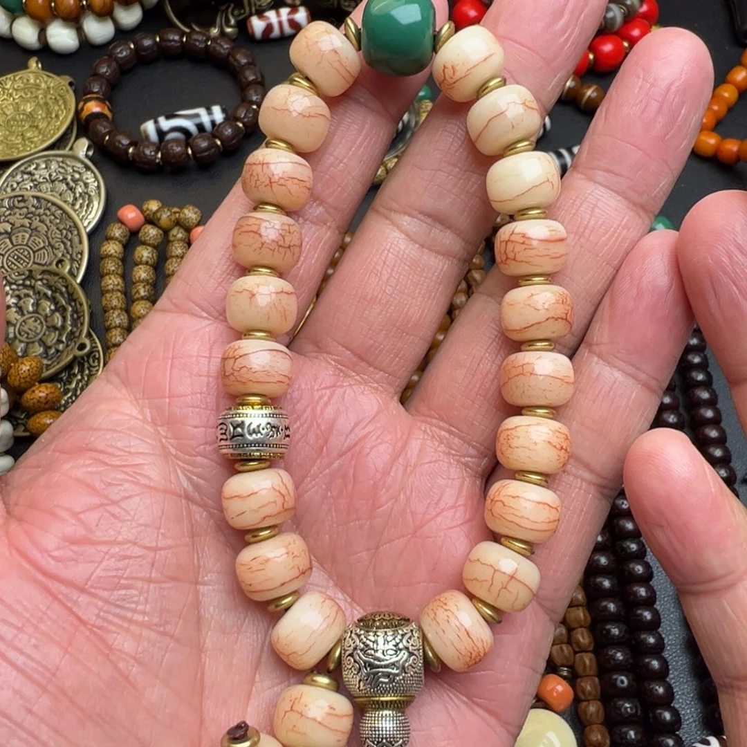 泥塑…驼手持。