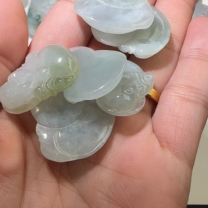 鲸***说翡翠未镶嵌颈饰翡翠