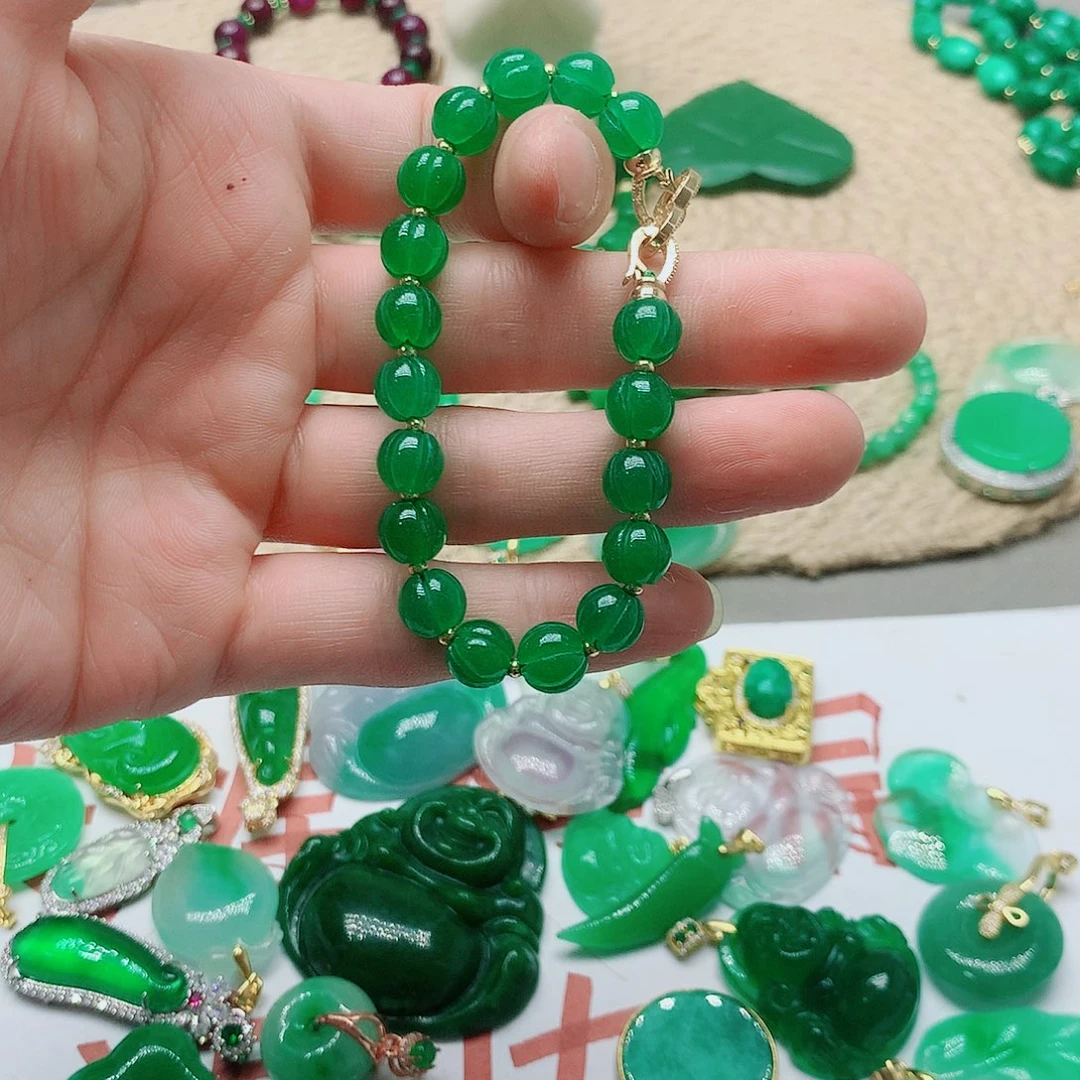 翡翠未镶嵌颈饰一图一物。 实物为准