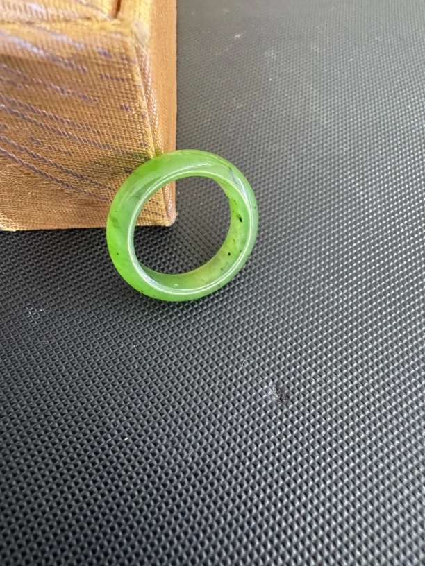 和田玉未镶嵌苹果绿戒圈 多样性发一