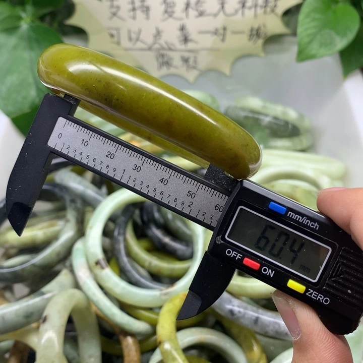 蛇纹石玉未镶嵌手镯2