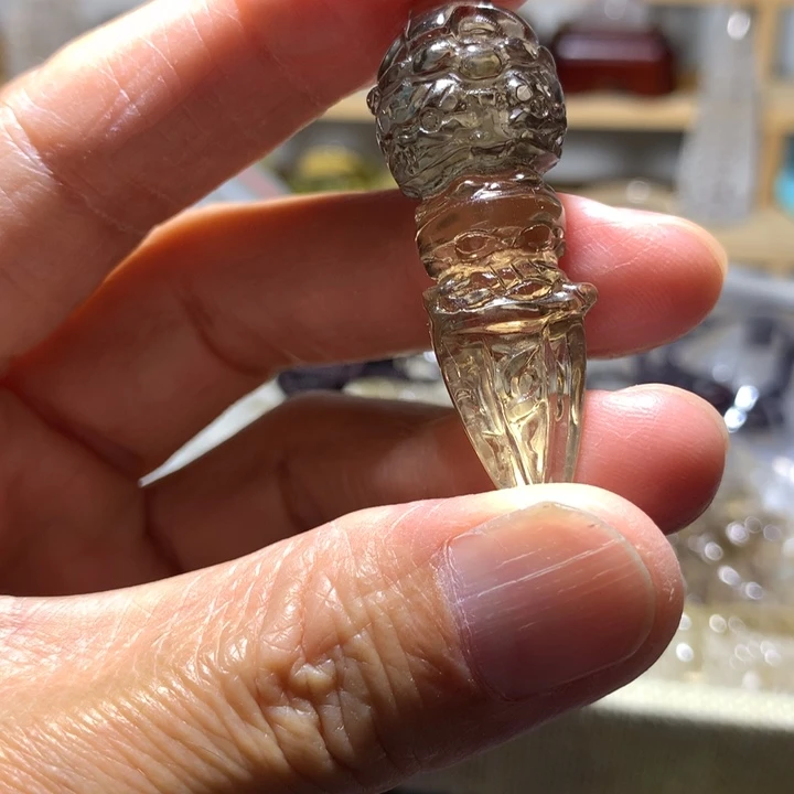 蝶***衣非金属花岗石50mm吊坠