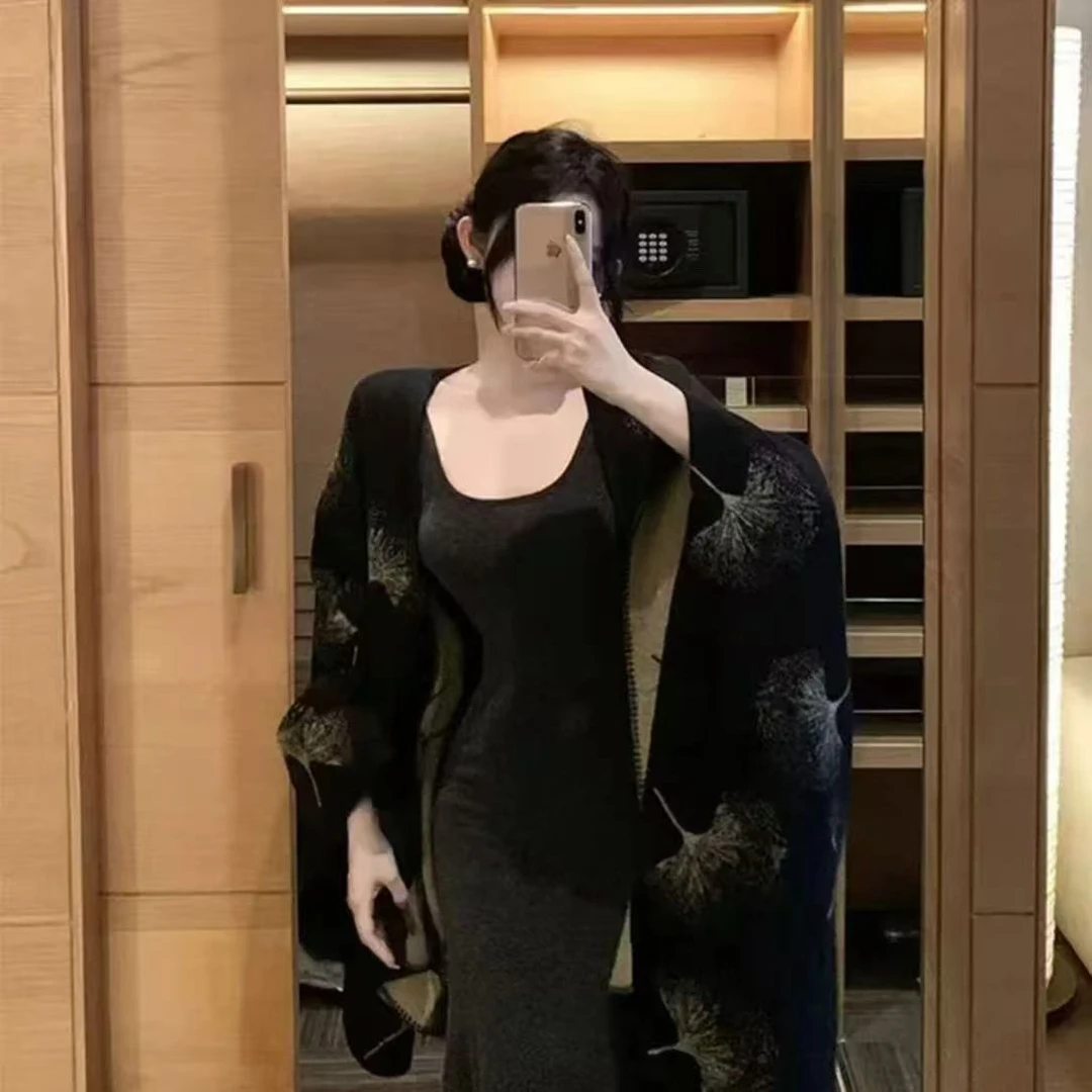 2025新款银杏叶黑色冬季高级感保暖披肩旅游百搭民族风轻奢舒适