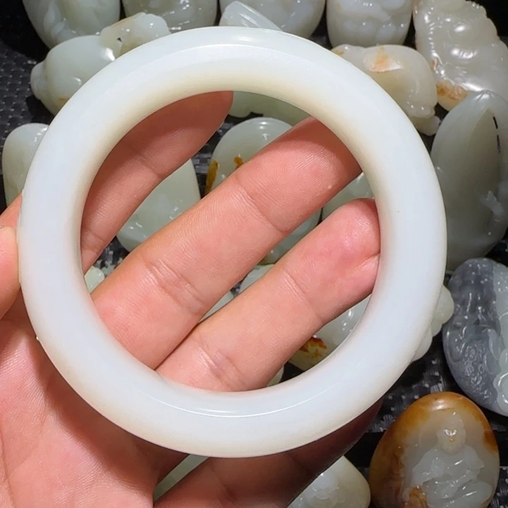 蓝***瑟和田玉未镶嵌颈饰